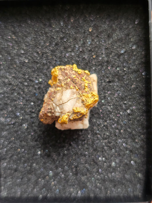 8.87 (total) Gold old Specimen